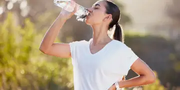 Mos e neglizhoni etjen: shenjat që tregojnë se keni nevojë për lëngje