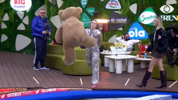 Çfarë ndodhi?! Juela i “flak” Brikenës arushin në pishinë