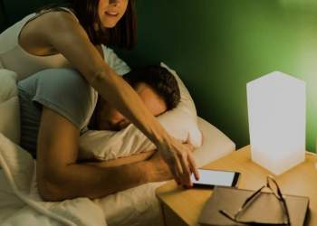 A duhet t’ia kontrollojmë telefonin partnerit/es?