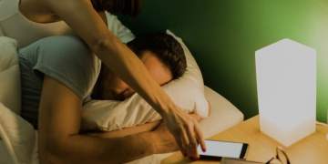 A duhet t’ia kontrollojmë telefonin partnerit/es?