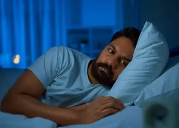 Çrregullimet e gjumit: Faktorët që e prishin pushimin tuaj natën