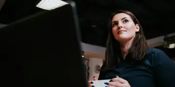 Fraza që na bëjnë të dukemi të dobët para bashkëbiseduesit tonë