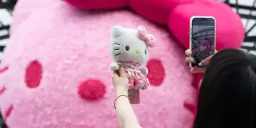 Stilistja e Hello Kitty jep dorëheqjen pas 46 vitesh