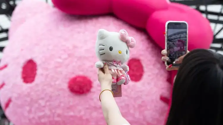 Stilistja e Hello Kitty jep dorëheqjen pas 46 vitesh