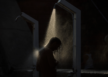 Dushi në errësirë: Trendi i ri që mund të përmirësojë gjumin