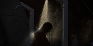 Dushi në errësirë: Trendi i ri që mund të përmirësojë gjumin