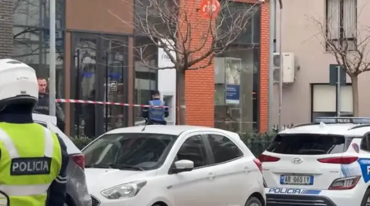Terror në mes të Tiranës/ I armatosur me kallashnikov hyn në bankë dhe qëllon me armë, arrestohet në flagrancë