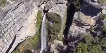 Vdekje tragjike në Brazil, turisti bie nga 40 metra lartësi në një ujëvarë teksa po bënte një foto