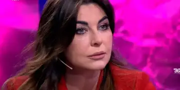 Gazetarja Jonida Shehu rrëfen me lotësh humbjen e prindërve: E gjeja veten duke i shkruar mamit mesazhe pas vdekjes