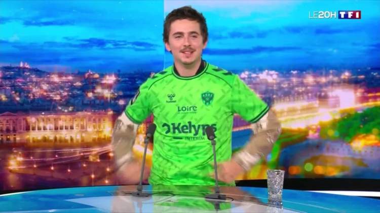 Timothée Chalamet “prezanton” fanellën e re të Saint-Etienne në televizionin francez!