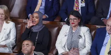 “Po vrisni amerikanë”/ Momenti kur një kongresmene demokrate bërtet dhe ndërpret fjalimin e Trumpit