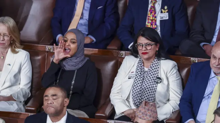 “Po vrisni amerikanë”/ Momenti kur një kongresmene demokrate bërtet dhe ndërpret fjalimin e Trumpit