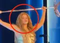 Shakira pëson incident, përdredh kyçin e dorës dhe rrëzohet në koncert