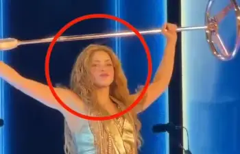 Shakira pëson incident, përdredh kyçin e dorës dhe rrëzohet në koncert