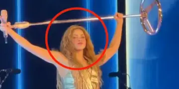 Shakira pëson incident, përdredh kyçin e dorës dhe rrëzohet në koncert