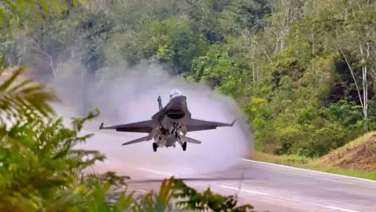 As Kina dhe as India: Vendi që planifikon të përdorë rrugët me pagesë si pista për avionët luftarakë