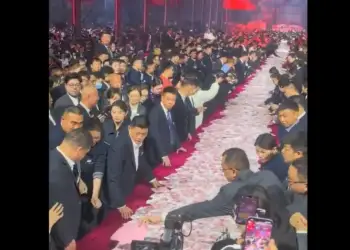 Shefi në Kinë shpërndau bonus prej 22 milionë eurosh, punonjësit morën sa më shumë para