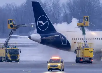 Kaos në Aeroportin e Mynihut: Pasagjerët kalojnë natën të bllokuar në avion