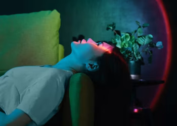 Ekziston rreziku i zemrës për personat që flenë vonë? Studimi tregon të dhëna shqetësuese