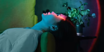 Ekziston rreziku i zemrës për personat që flenë vonë? Studimi tregon të dhëna shqetësuese