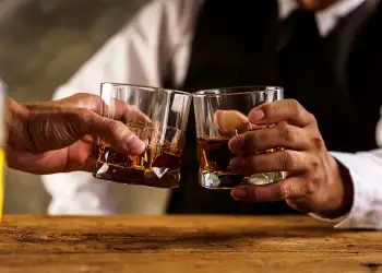 Arabia Saudite ndryshon rregullat, alkool për vizitorët e pasur