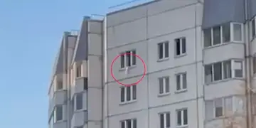 Moment i frikshëm nga Rusia/ Foshnja bie nga lartësia, kapet nga infermieret me një pallto