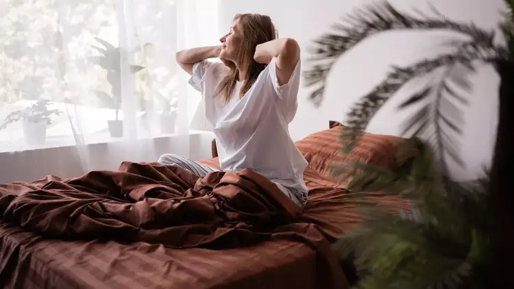 Pse zgjohemi më herët teksa plakemi?