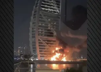 Zjarr në hotelin Burj al Arab në Dubai: Goditet nga droni iranian