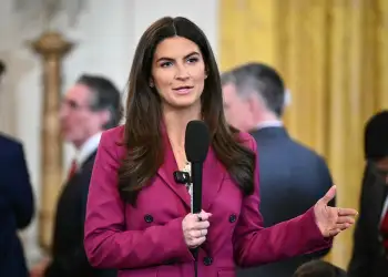 Kush është Caitlin Collins, gazetarja që nuk ka frikë ta vërë ‘me shpatulla pas murit’ Trumpin?