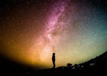 Si satelitët në qiell mund të prishin ciklin tonë të gjumit në Tokë