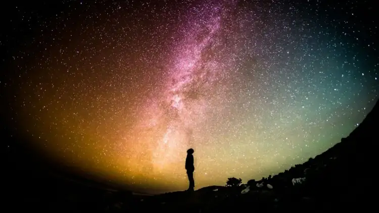 Si satelitët në qiell mund të prishin ciklin tonë të gjumit në Tokë