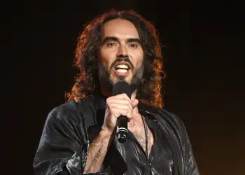 Akuzat e rënda ndaj Russell Brand, gjyqi shtyhet për në vjeshtë