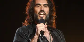 Akuzat e rënda ndaj Russell Brand, gjyqi shtyhet për në vjeshtë