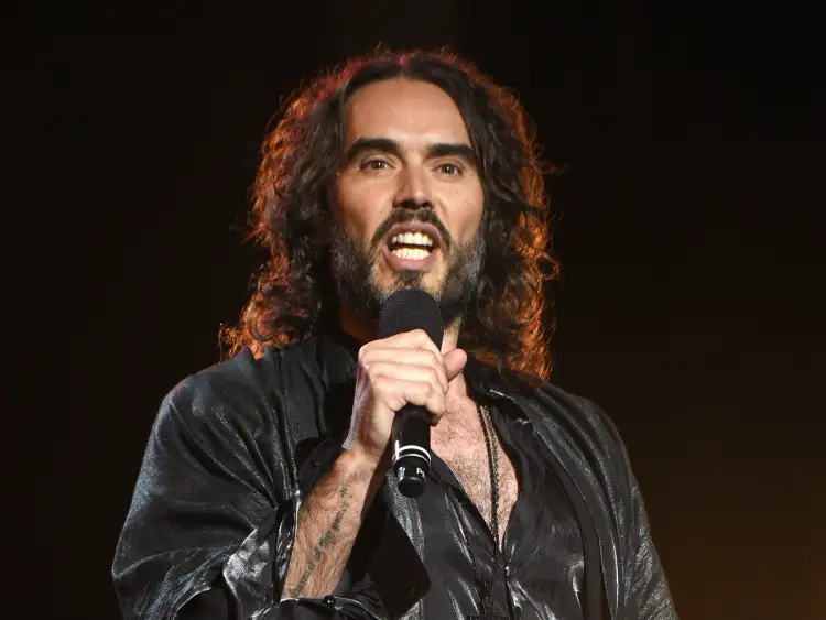 Akuzat e rënda ndaj Russell Brand, gjyqi shtyhet për në vjeshtë