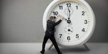 Mos e harroni! Të dielën ndryshon ora, ja çfarë duhet të dini