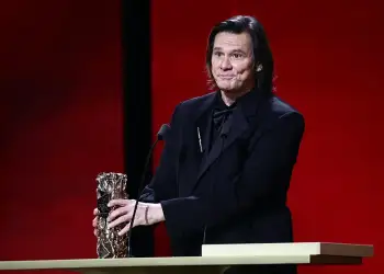 Çfarë është blefaroplastika? Ndërhyrja kirurgjikale që disa mjekë spekulojnë se mund ta ketë bërë Jim Carrey në fytyrën e tij