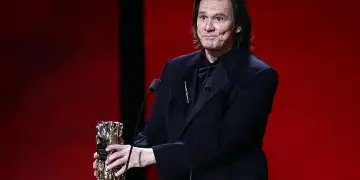 Çfarë është blefaroplastika? Ndërhyrja kirurgjikale që disa mjekë spekulojnë se mund ta ketë bërë Jim Carrey në fytyrën e tij