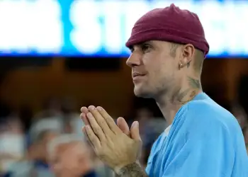 Pse fansat e Justin Bieber nuk i afrohen atij kur e shohin në publik?