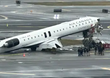 Përplasje fatale mes aeroplanit dhe mjetit tokësor në aeroportin e New York, humbin jetën dy pilotë