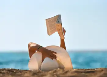 Pse njerëzit inteligjentë shpesh qëndrojnë më gjatë beqarë