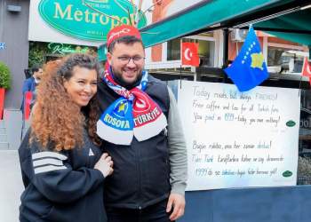 E veçantë nga Prishtina: Kafe dhe çaj falas për tifozët turq