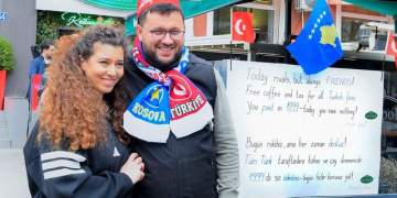 E veçantë nga Prishtina: Kafe dhe çaj falas për tifozët turq