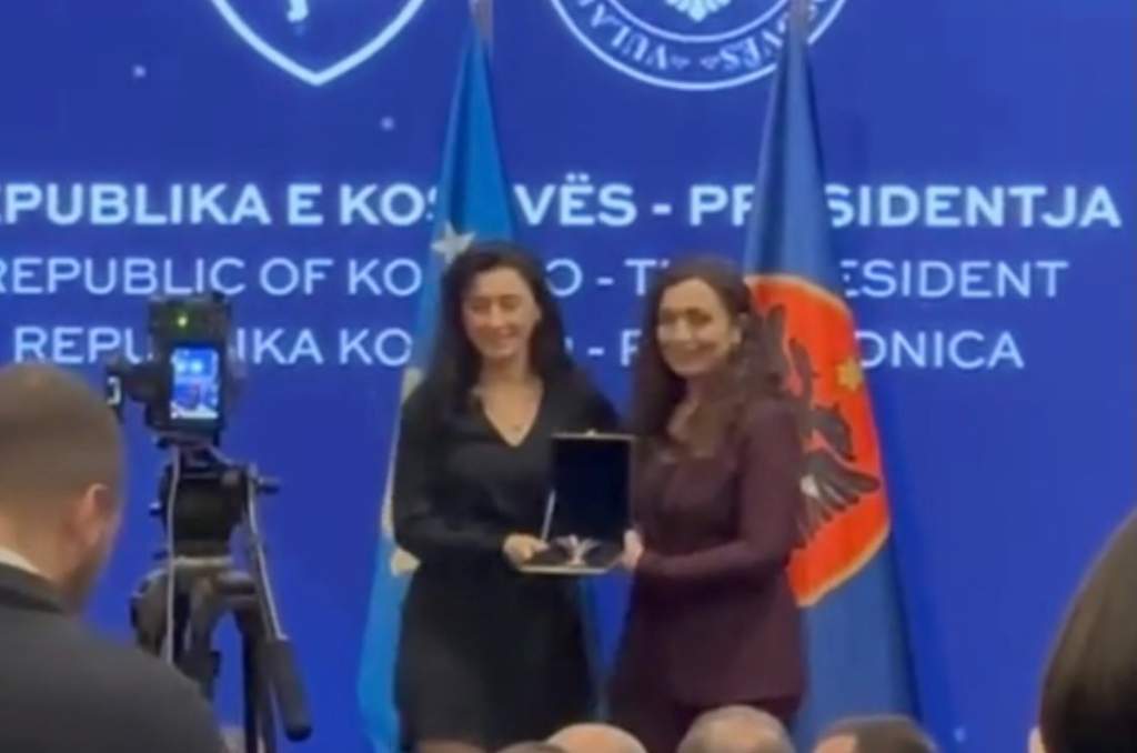 Presidentja Osmani dekoron me medalje presidenciale sopranon shqiptare me famë botërore, Ermonela Jaho