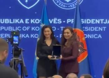 Presidentja Osmani dekoron me medalje presidenciale sopranon shqiptare me famë botërore, Ermonela Jaho