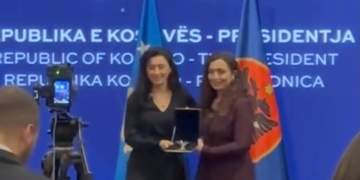 Presidentja Osmani dekoron me medalje presidenciale sopranon shqiptare me famë botërore, Ermonela Jaho