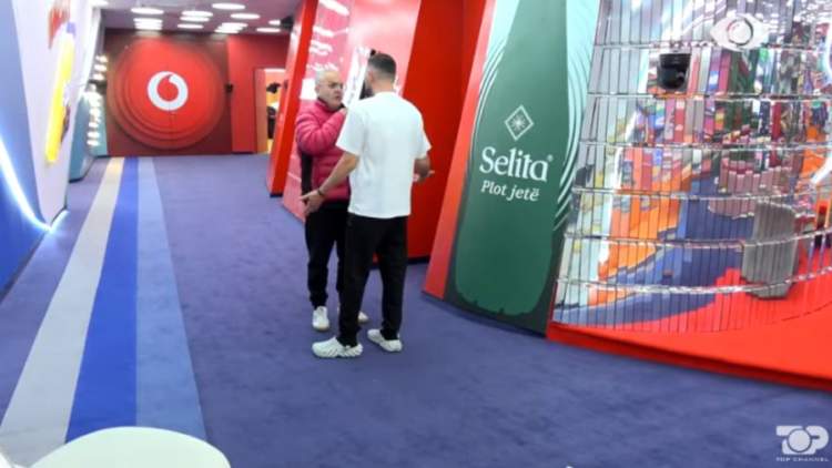 “Pse s’ka zarf të zi?”- Miri shtyn në mes të kuzhinës Artanin!