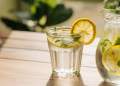 Çfarë i ndodh trupit nëse pini ujë me limon çdo mëngjes?