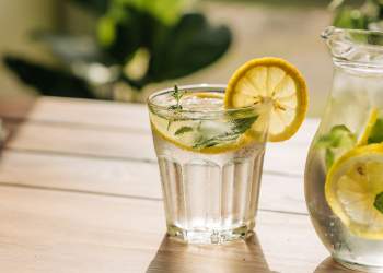 Çfarë i ndodh trupit nëse pini ujë me limon çdo mëngjes?