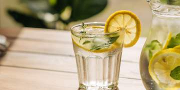 Çfarë i ndodh trupit nëse pini ujë me limon çdo mëngjes?