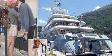 Pas puthjes në aeroport: kush është miliarderi që po shoqëron Emma Watson? Hija e një vdekjeje misterioze në jahtin e familjes!